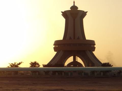 Le petit tour eiffel ouaga 2000